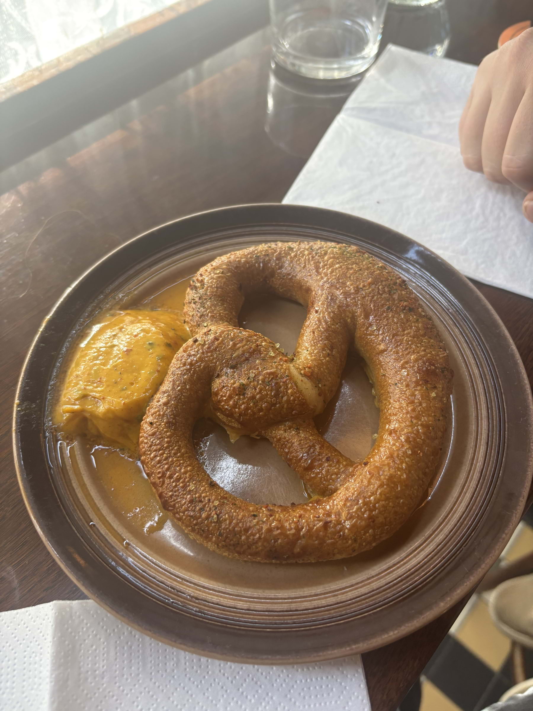 Pretzel med cafe de Paris-smör – Billede fra Einar Öl & Matbar af Mimmi G. (21.08.2026)