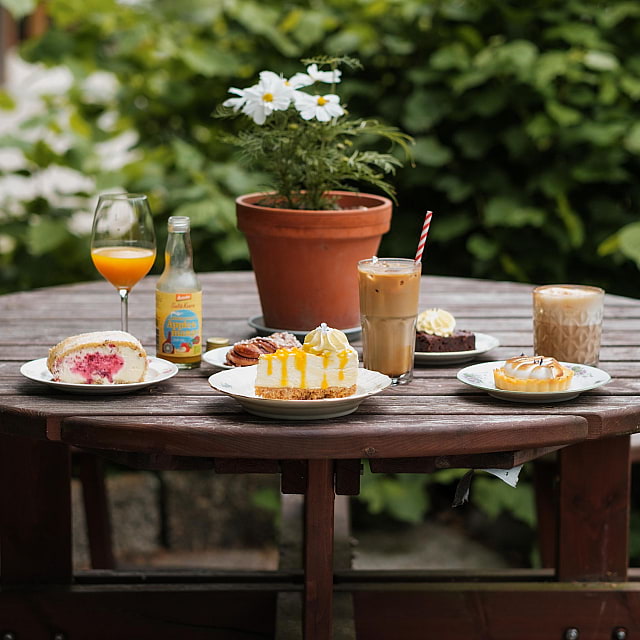 Eldtomta Café