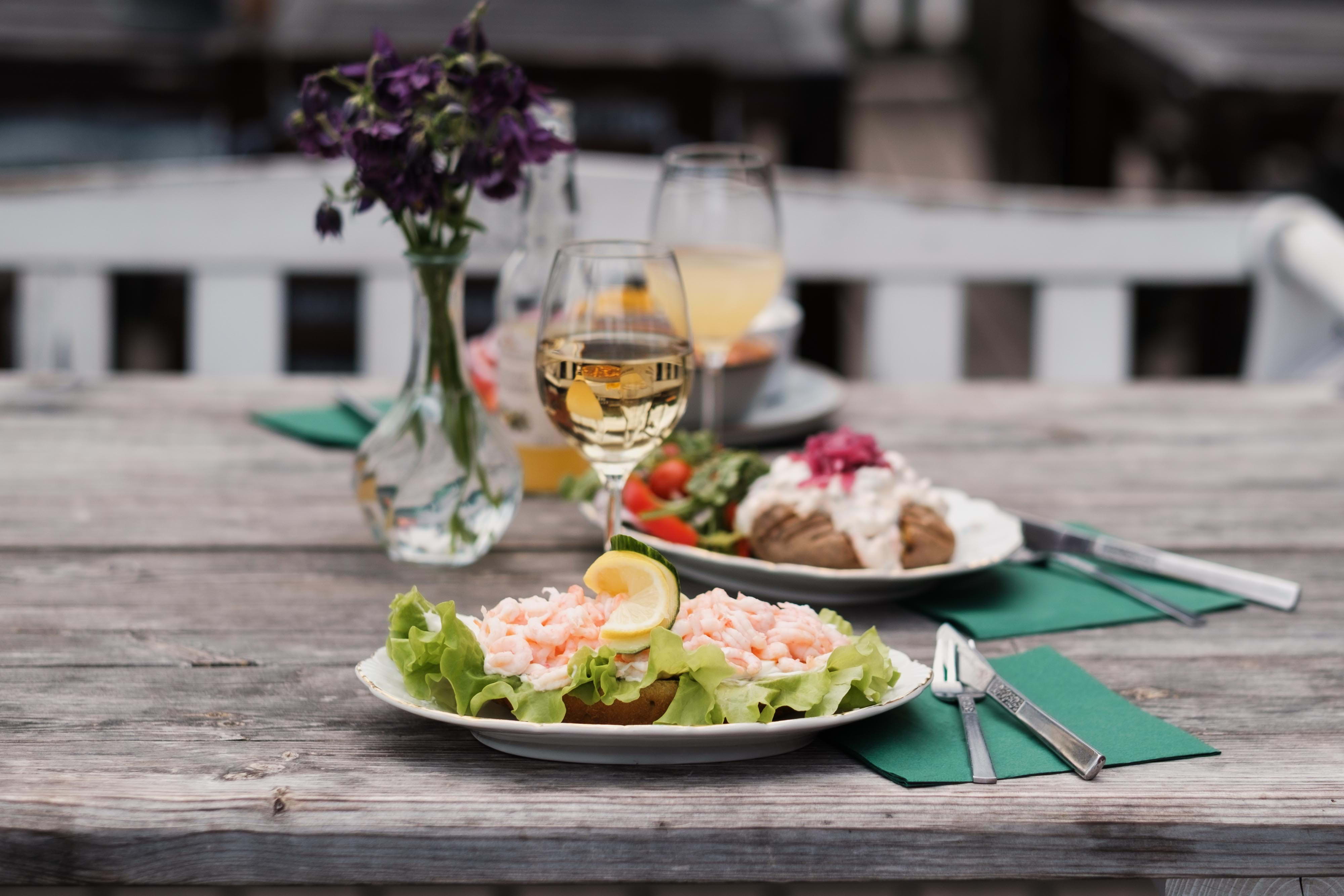 Eldtomta Café – Lunch utanför tullarna