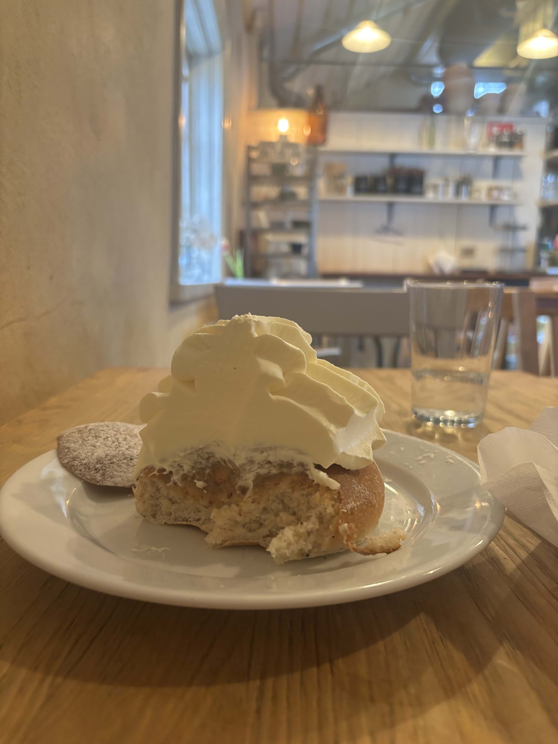 Bra mängd grädde! – Bild från Enskedeparkens Bageri av Lisa M. (2026-02-01)