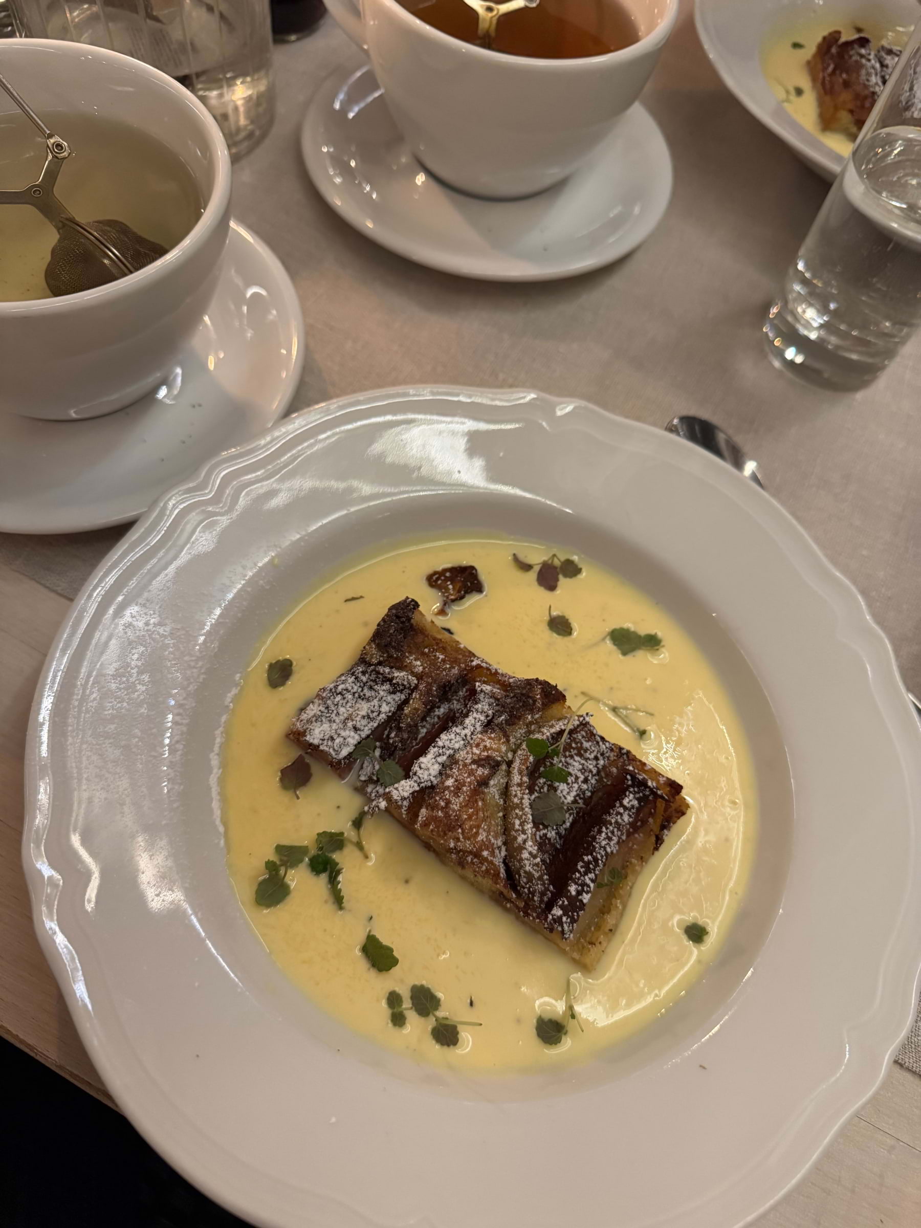 Äppelkaka med vaniljsås – Photo from Enskede värdshus by Julia H. (15/03/2026)