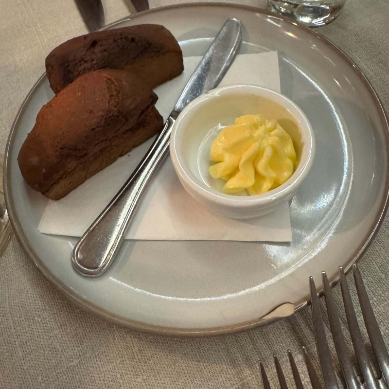 Brödservering (inkluderat) – Bild från Enskede värdshus av Julia H. (2026-03-15)