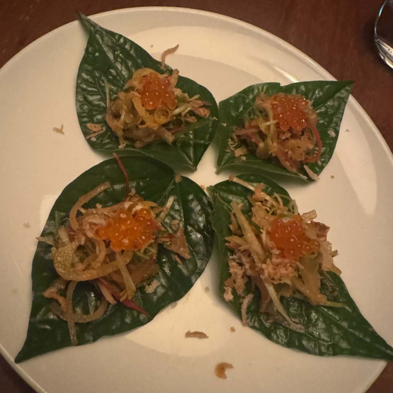 Snack with betel leaf and smoked salmon – Photo from Farang by Anna G. (04/12/2025)