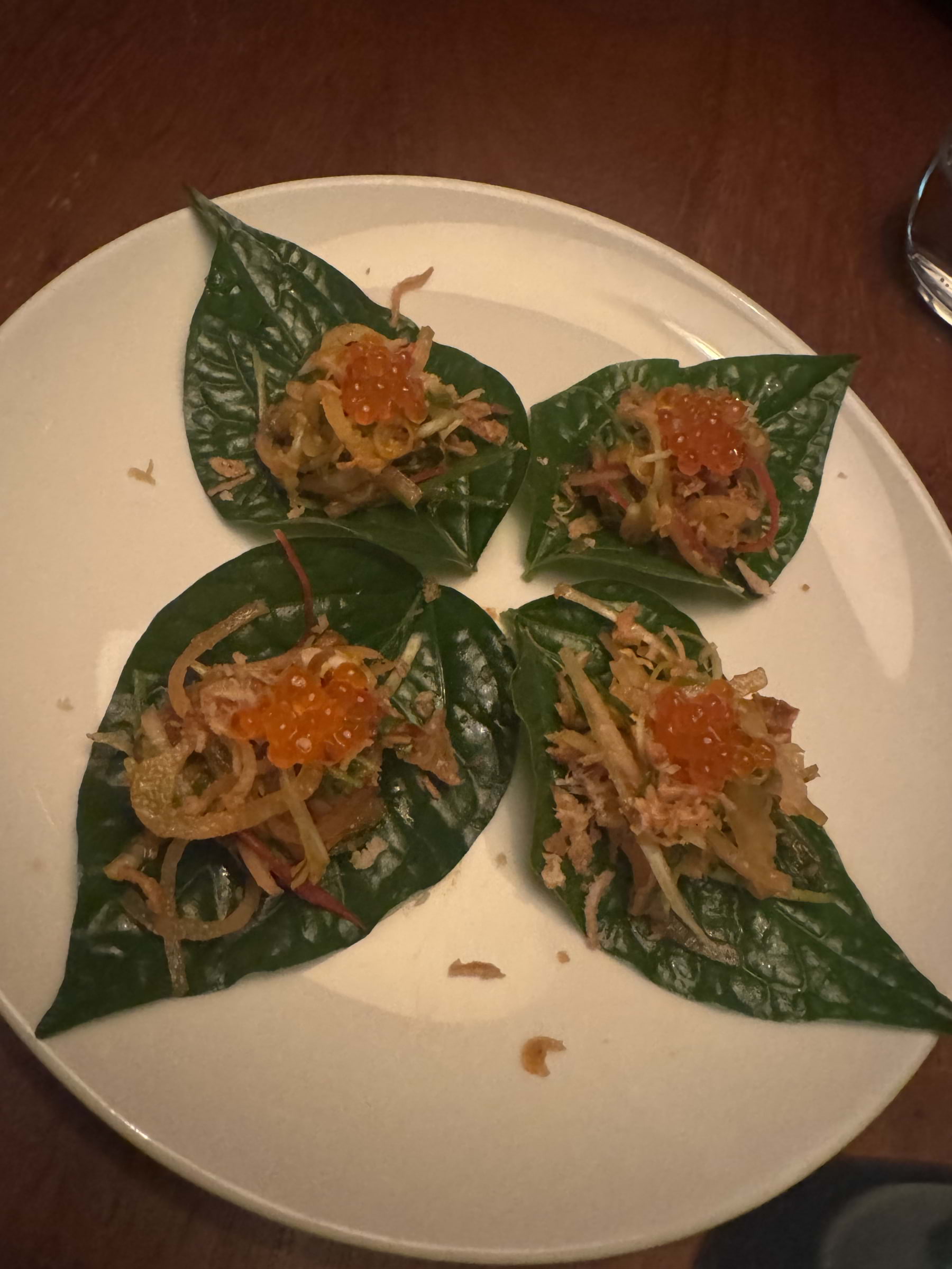 Snack with betel leaf and smoked salmon – Photo from Farang by Anna G. (04/12/2025)