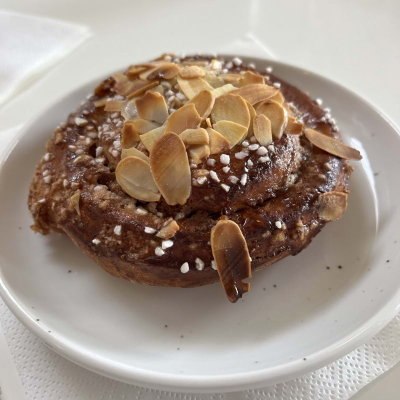 Mjölkfri, vegansk bulle! – Bild från Färgfabrikens Kafé av Birgitta B. (2025-05-16)
