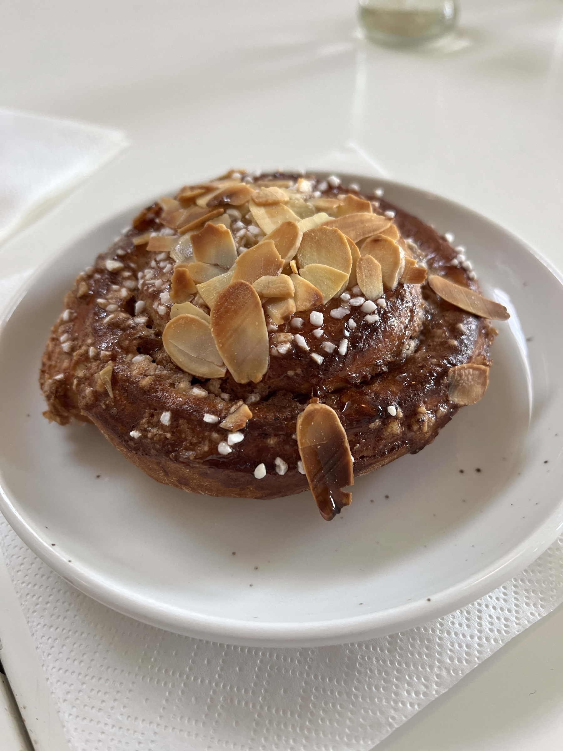 Mjölkfri, vegansk bulle! – Bild från Färgfabrikens Kafé av Birgitta B. (2025-05-16)