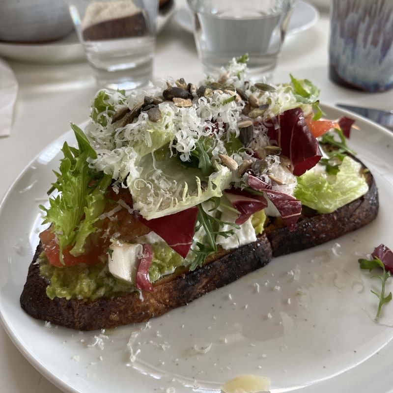 Ursmarrig avocadomacka! – Bild från Färgfabrikens Kafé av Birgitta B. (2025-05-16)