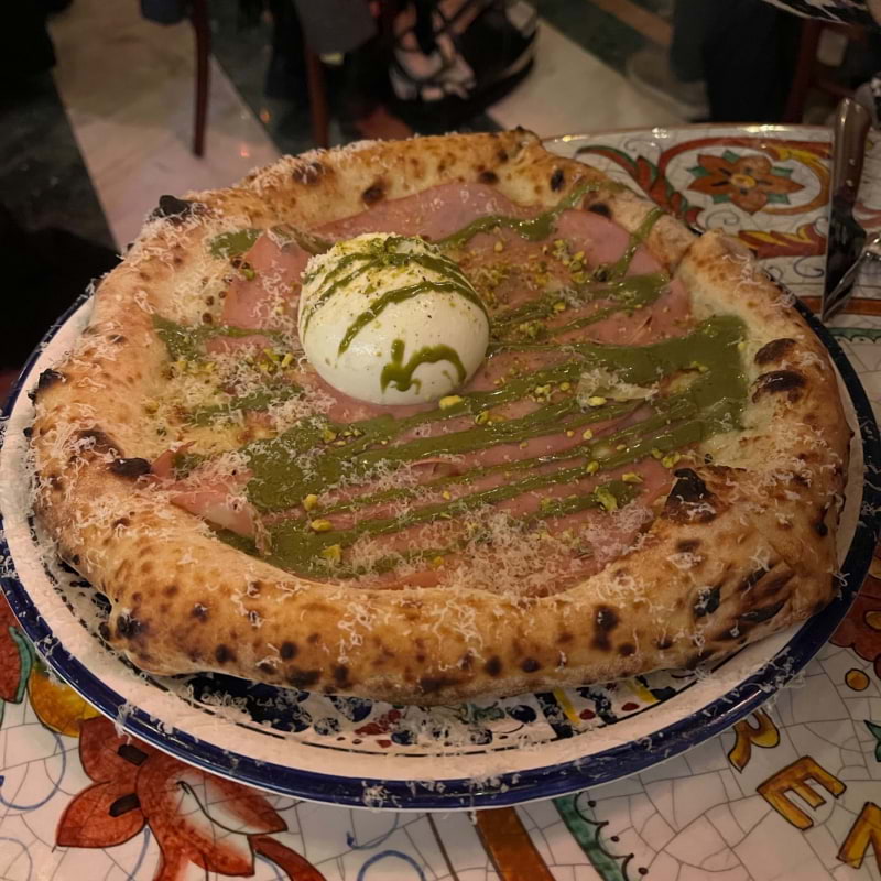 Pizzan delad i fyra bitar, perfekt för delning. – Photo from Florentine by Birgitta B. (01/02/2024)