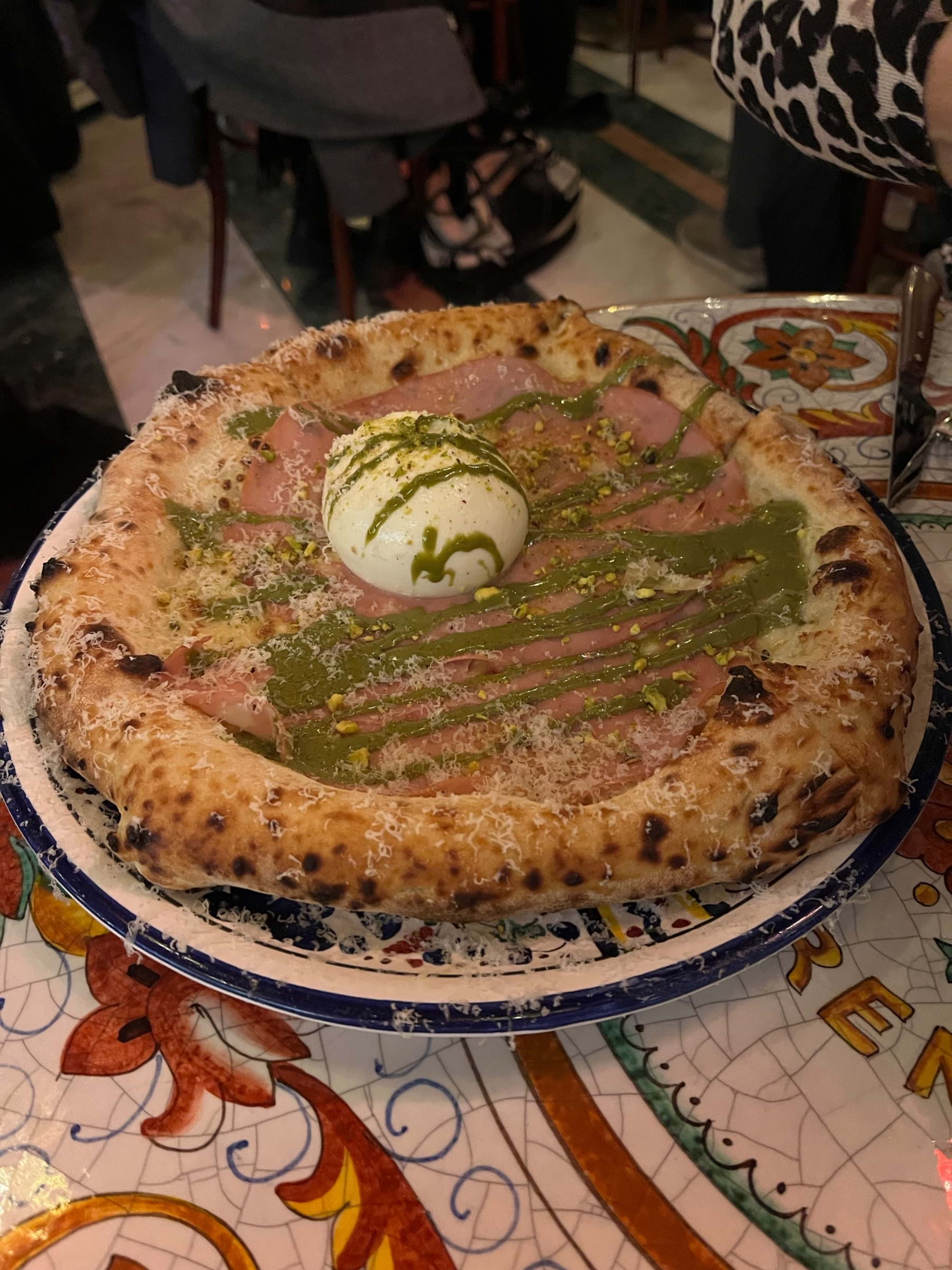 Pizzan delad i fyra bitar, perfekt för delning. – Bild från Florentine av Birgitta B. (2024-02-01)