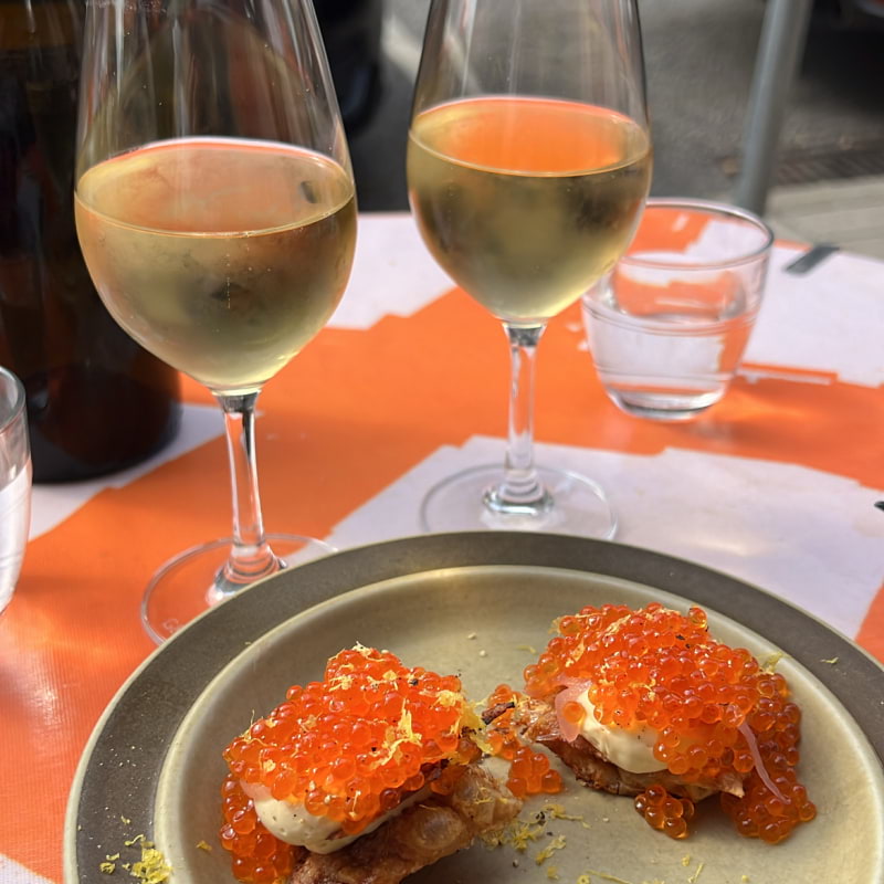 Krispigt kycklingskinn med forellrom – Photo from Främmat by Josefine W. (07/09/2025)