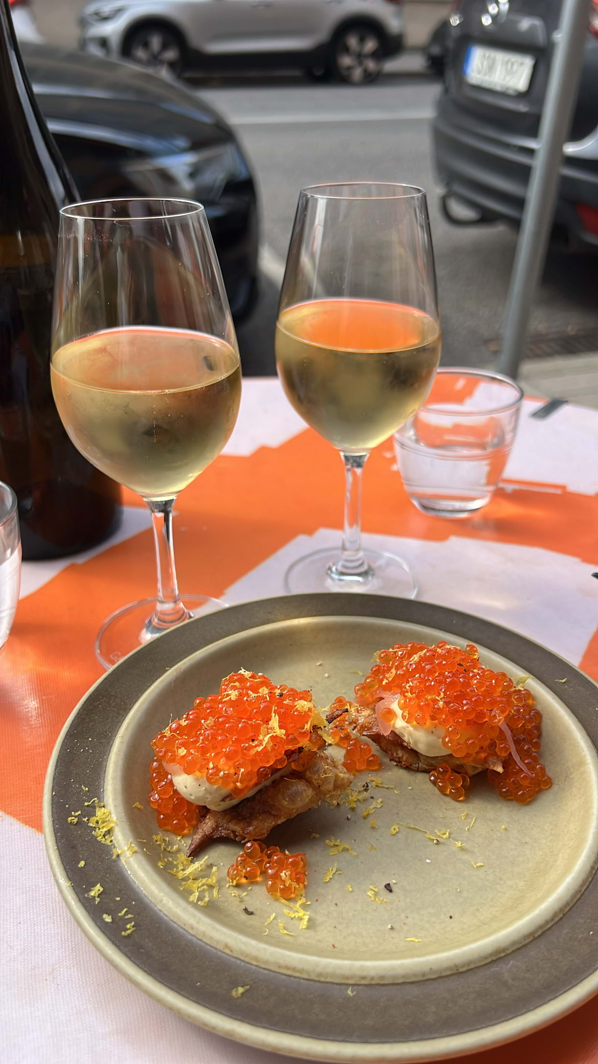 Krispigt kycklingskinn med forellrom – Photo from Främmat by Josefine W. (07/09/2025)