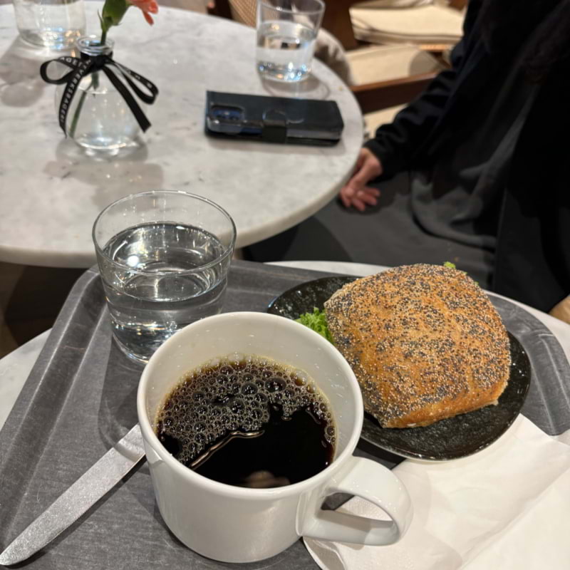 Frukost paket: ägg kaviar macka med brygg kaffe – Bild från Gateau Lidingö Torsvik av Madiha S. (2024-06-11)