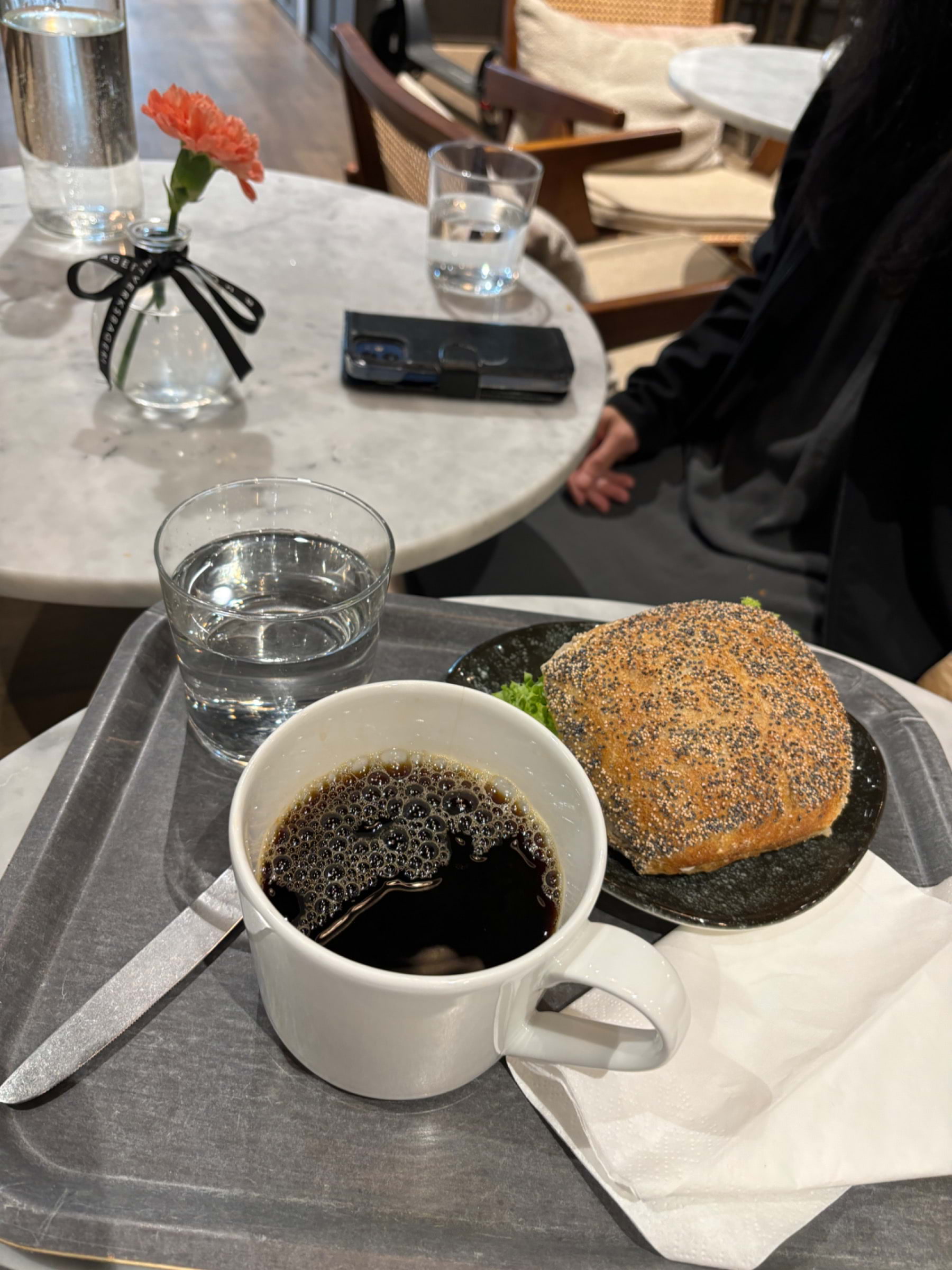 Frukost paket: ägg kaviar macka med brygg kaffe – Bild från Gateau Lidingö Torsvik av Madiha S. (2024-06-11)