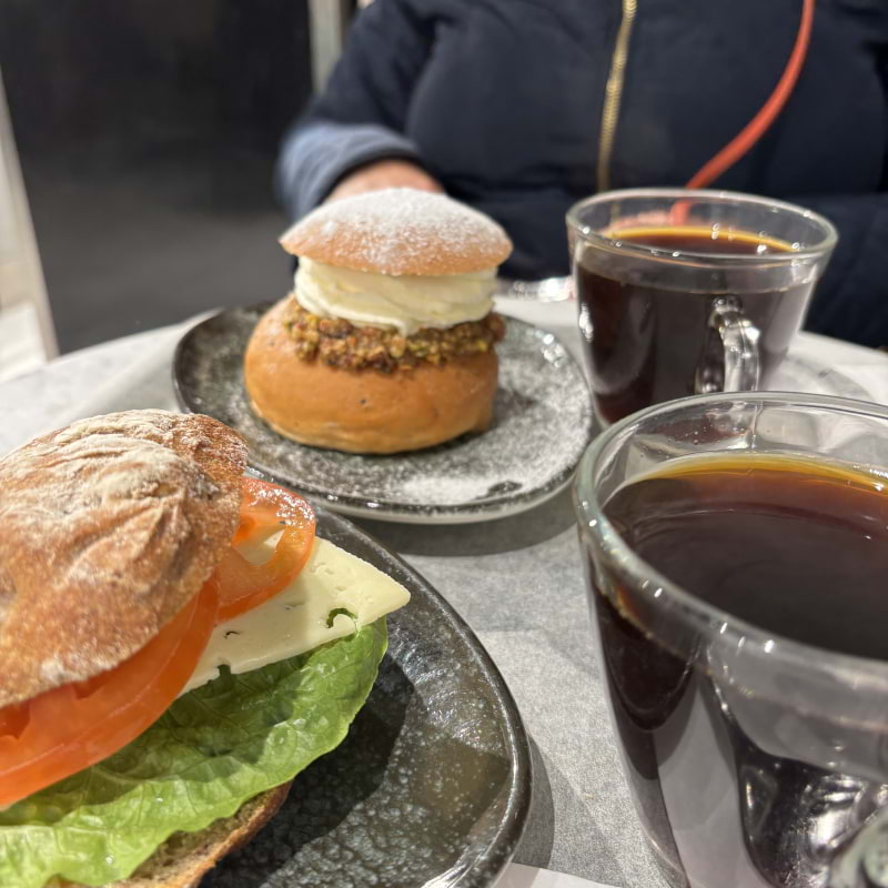 Valnöt fralla med ost och grönsak, pistagesemla – Photo from Gateau Odenplan by Madiha S. (31/01/2025)