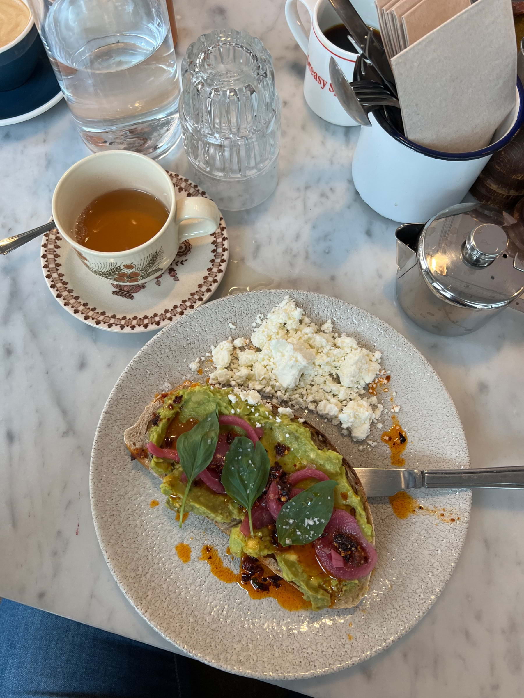 Smashed avo  – Photo from Greasy Spoon Odenplan by Adam L. (03/10/2023)