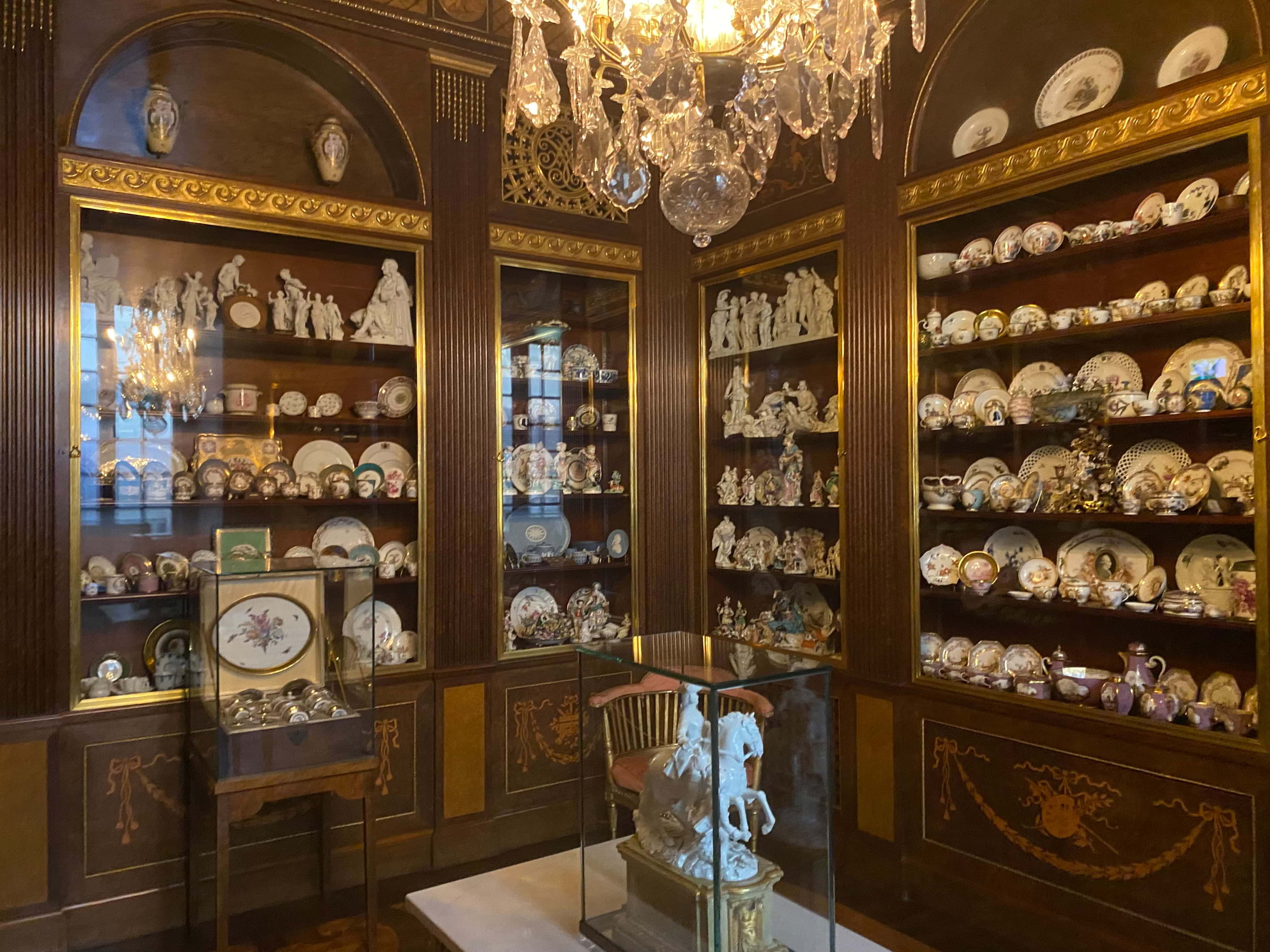 En ”litet” nätt porslinsskåpet 🤪 – Bild från Hallwylska museet av Anna L. (2026-02-18)