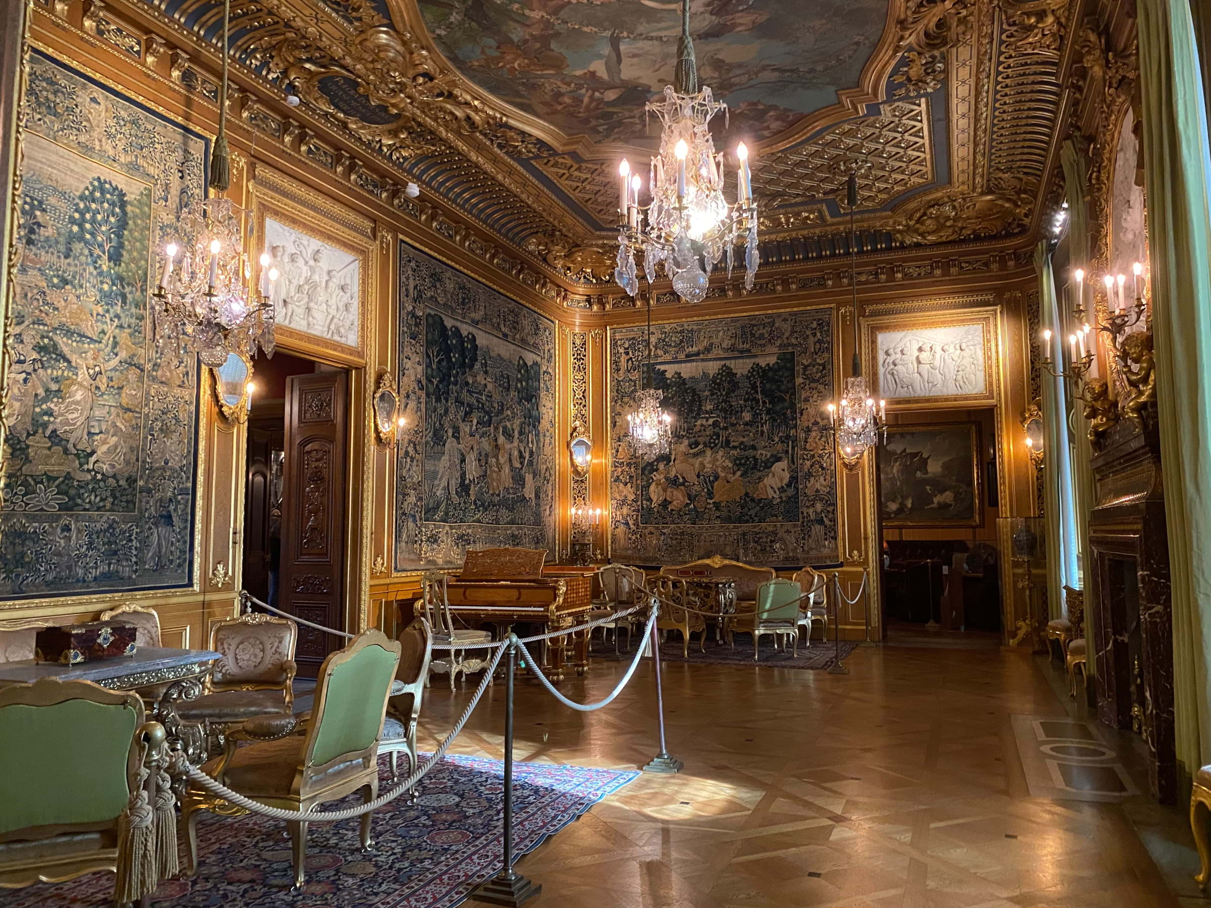 Ett av rummet med massor av ögongodis! – Bild från Hallwylska museet av Anna L. (2026-02-18)