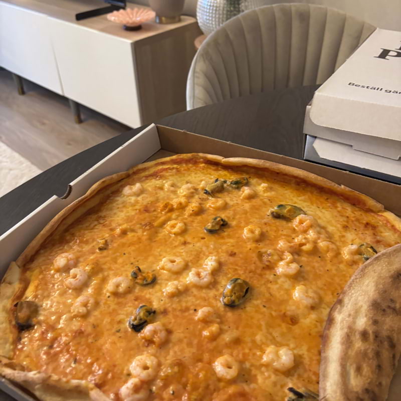 Pizza med r&auml;kor &ndash; Photo from Huddinge Pizzabutik by Madiha&nbsp;S. (22/07/2026)
