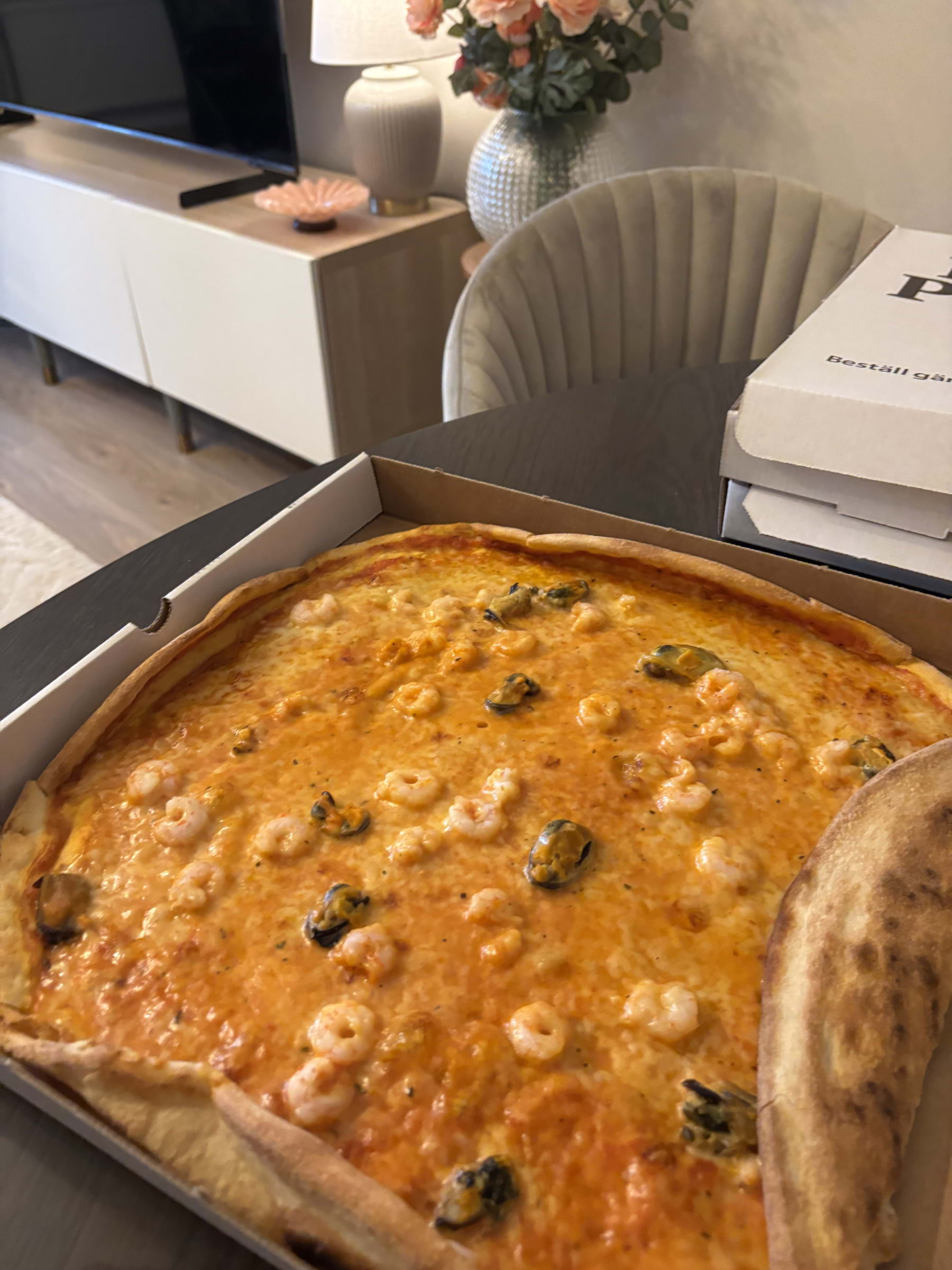Pizza med räkor – Photo from Huddinge Pizzabutik by Madiha S. (22/07/2026)