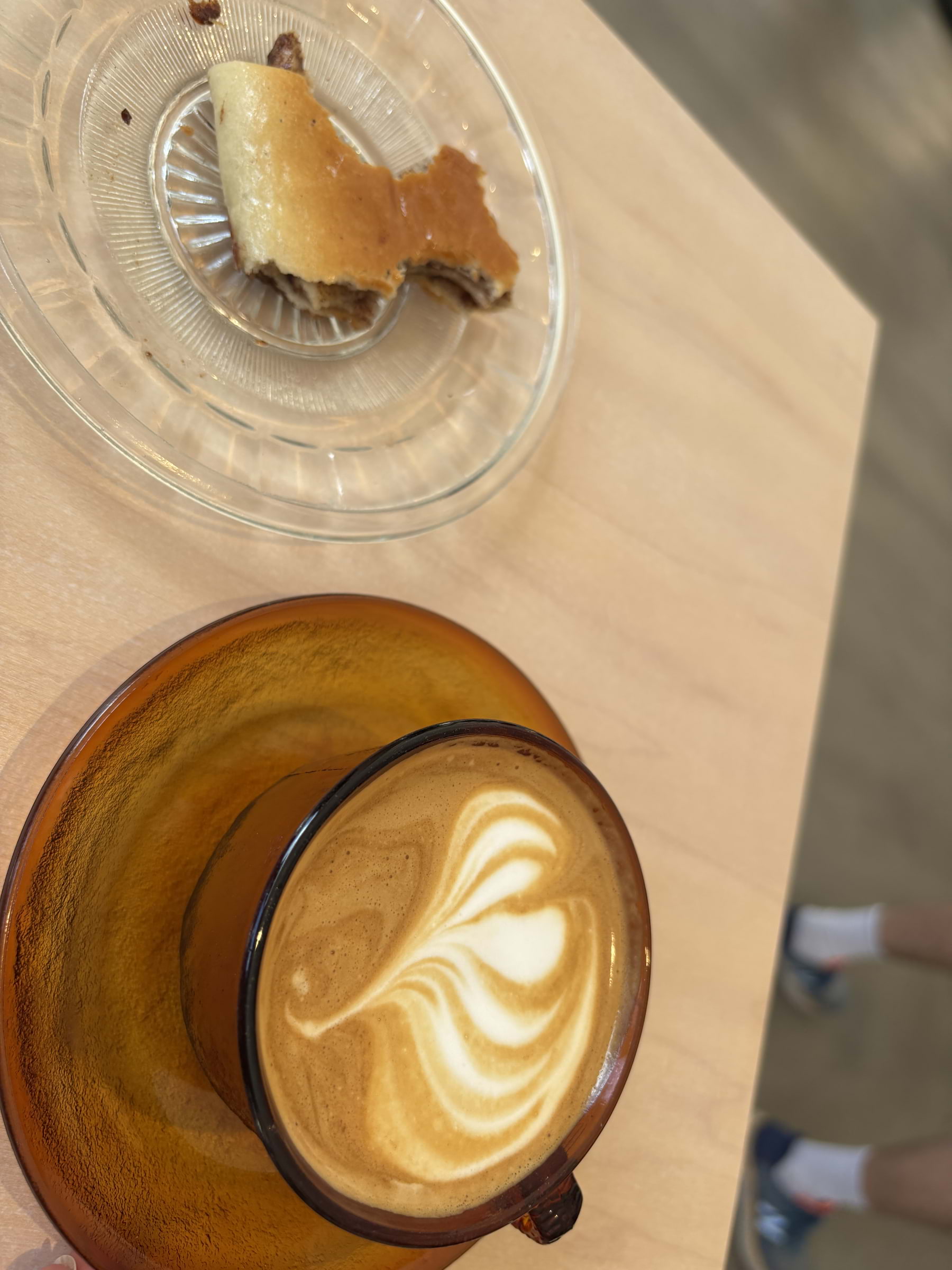 Kanel gifflan och flat white – Bild från Käcks Bageri av Madiha S. (2025-05-03)