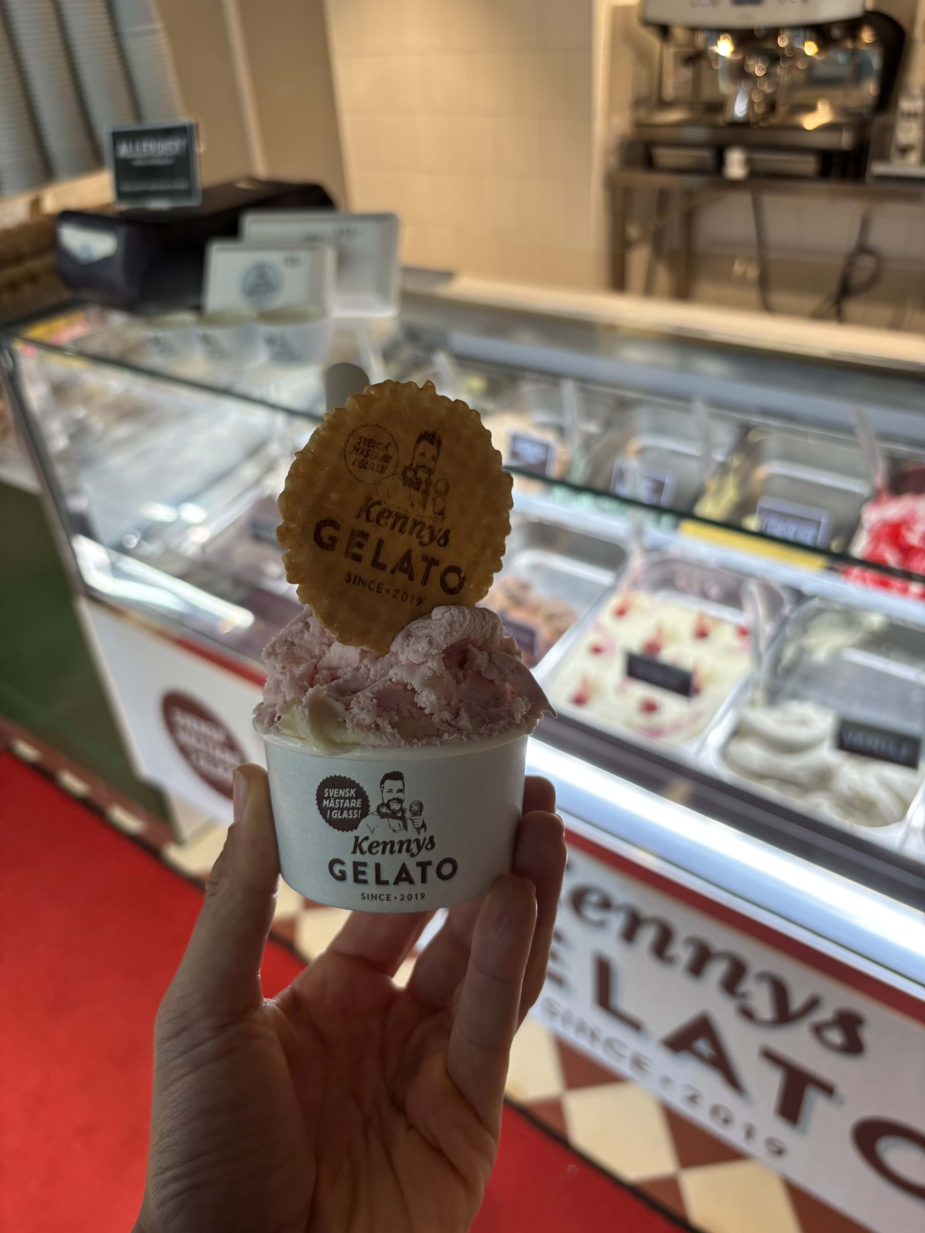 Glass på smygöppningen av Kennys Gelato! – Bild från Kennys Gelato City av Lisa M. (2025-06-19)