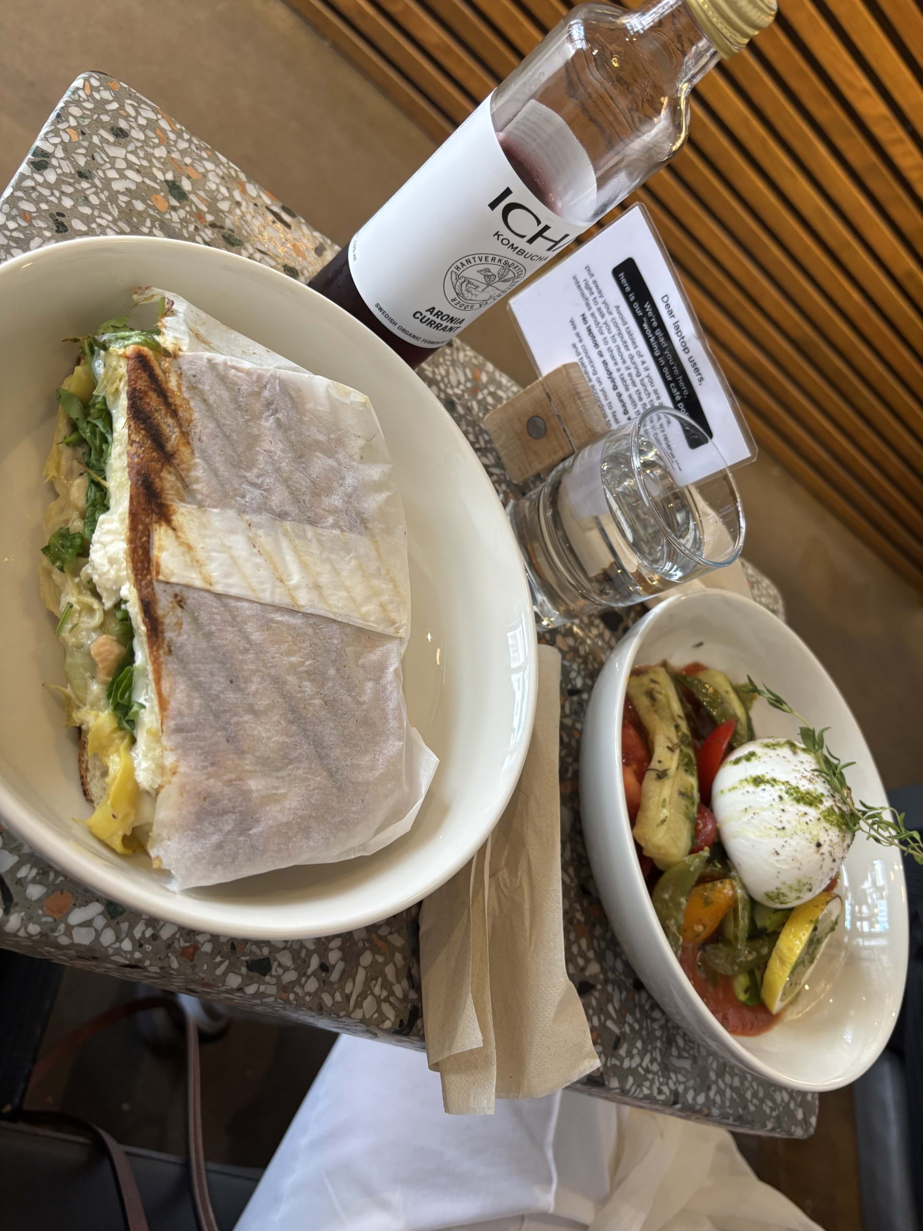 Burrata salad och grillad sandwich – Bild från Komet Stockholm Södermalm av Madiha S. (2026-06-19)