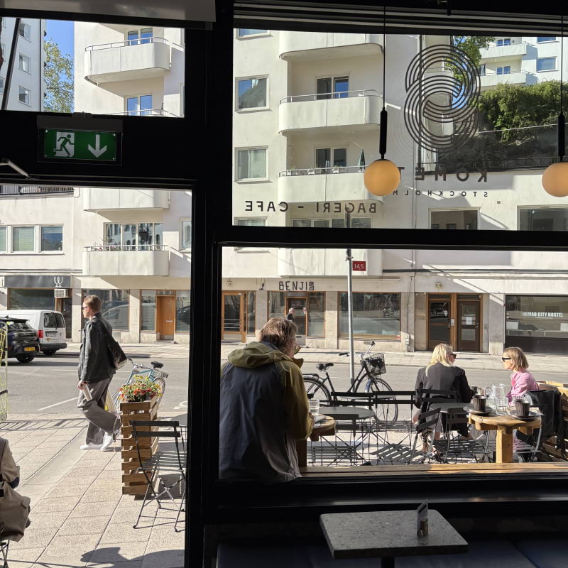 Solig uteservering för frukost! – Bild från Komet Stockholm Kungsholmen av Jessica K. (2025-05-20)