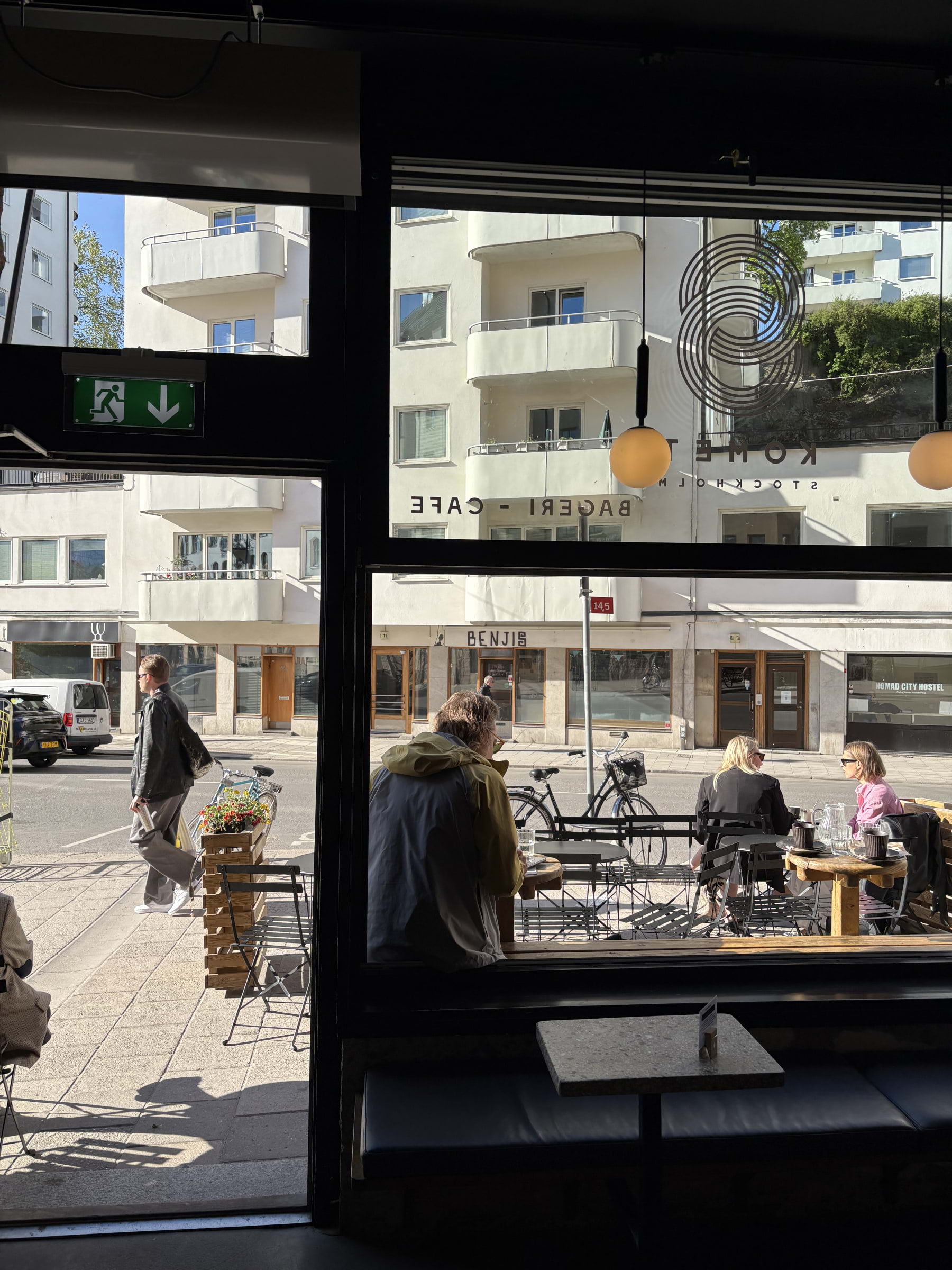 Solig uteservering för frukost! – Bild från Komet Stockholm Kungsholmen av Jessica K. (2025-05-20)