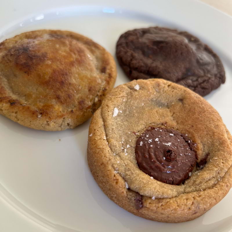 Classic crumb, crumb brulée, triple chocolate crumb – Bild från Krümel Cookies & Crumbs Östermalm av Josefine W. (2024-08-20)