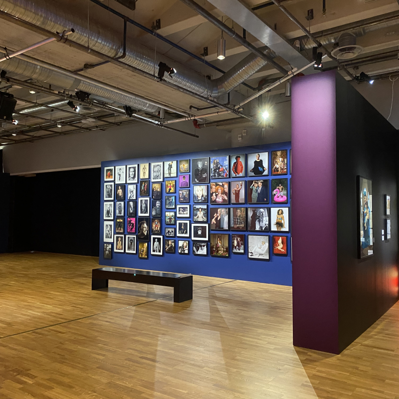 En massa portr&auml;ttet av landets k&auml;ndisar 🤪 &ndash; Billede fra Kulturhuset Stadsteatern af Anna&nbsp;L. (24.09.2026)