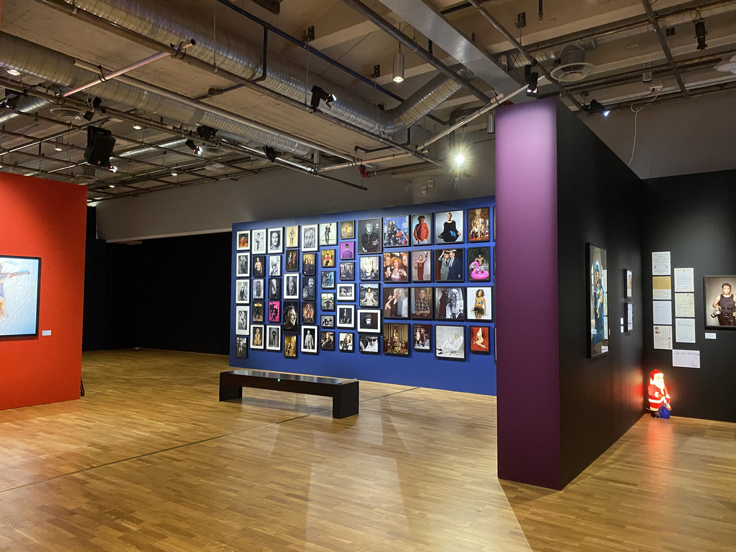 En massa porträttet av landets kändisar 🤪 – Billede fra Kulturhuset Stadsteatern af Anna L. (24.09.2026)