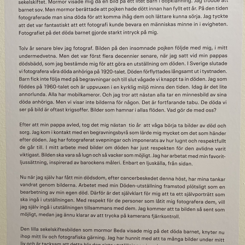 Utst&auml;llningen &rdquo;D&Ouml;DEN&rdquo; var fotof&ouml;rbud men l&auml;s texten!!! &ndash; Billede fra Kulturhuset Stadsteatern af Anna&nbsp;L. (24.09.2026)