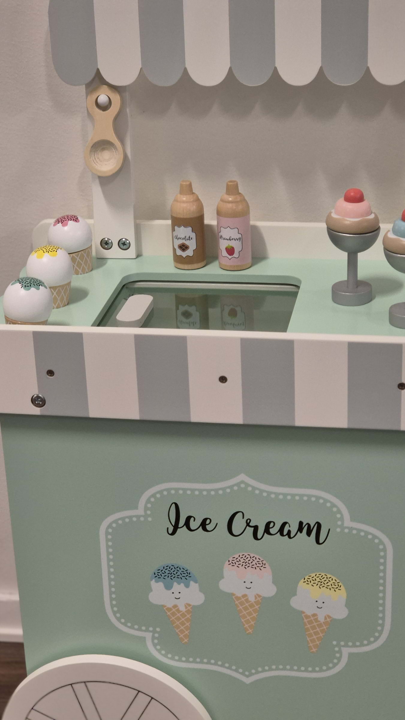 Glassbar leksaker – Photo from Lekrum Glädjefyllt by Mano B. (05/09/2025)