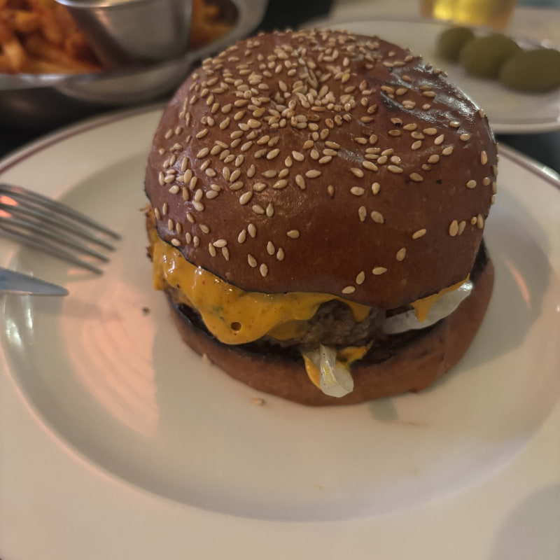Otrolig burgare med caf&eacute; de Paris &ndash; Bild fr&aring;n Levi Bistro av Mimmi&nbsp;B. (2026-03-28)