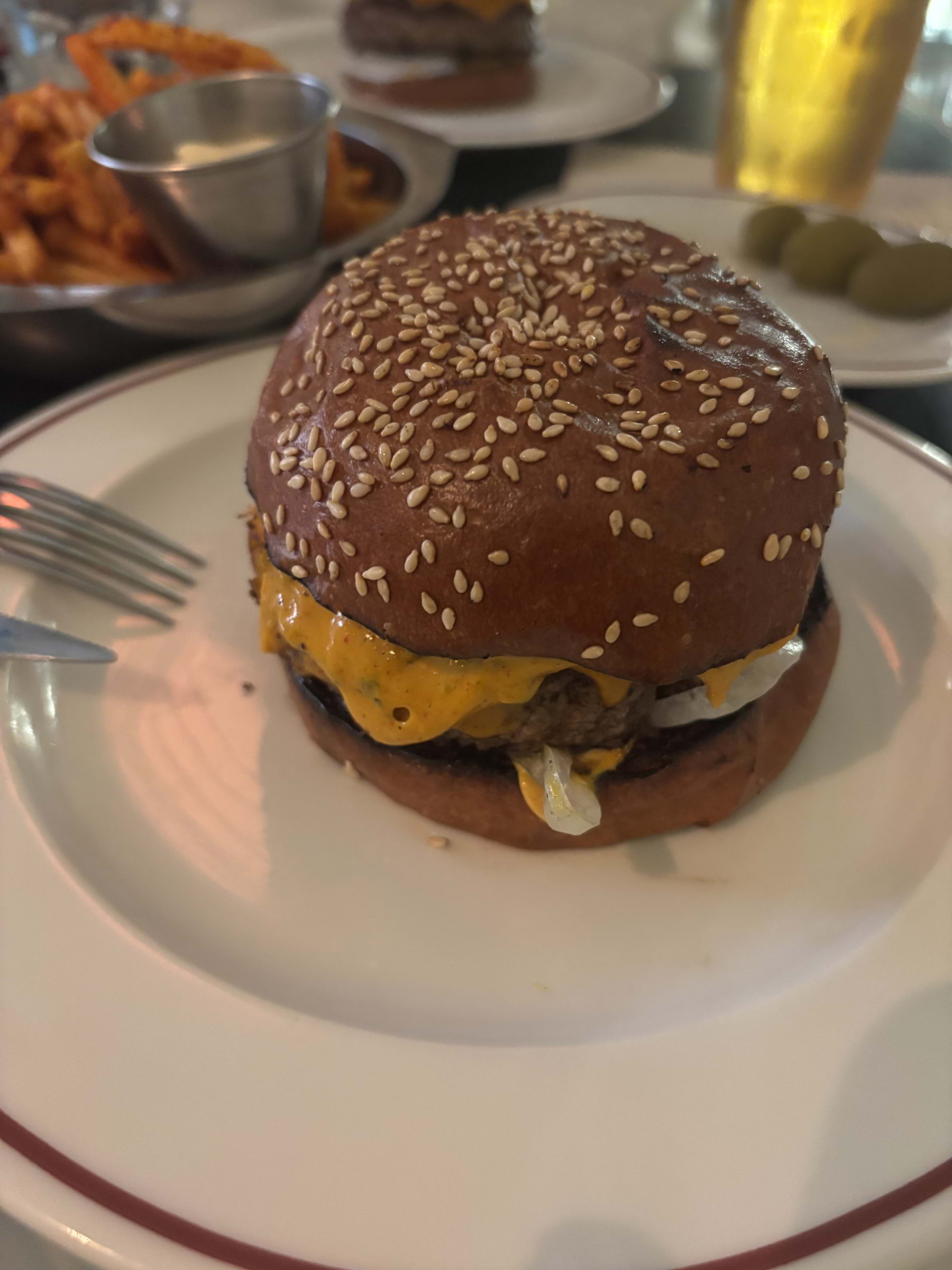 Otrolig burgare med café de Paris – Bild från Levi Bistro av Mimmi B. (2026-03-28)