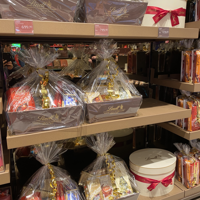 Lite olika f&auml;rdigt packade presentp&aring;sar. &ndash; Billede fra Lindt Chocolate Store af Anna&nbsp;L. (15.10.2026)
