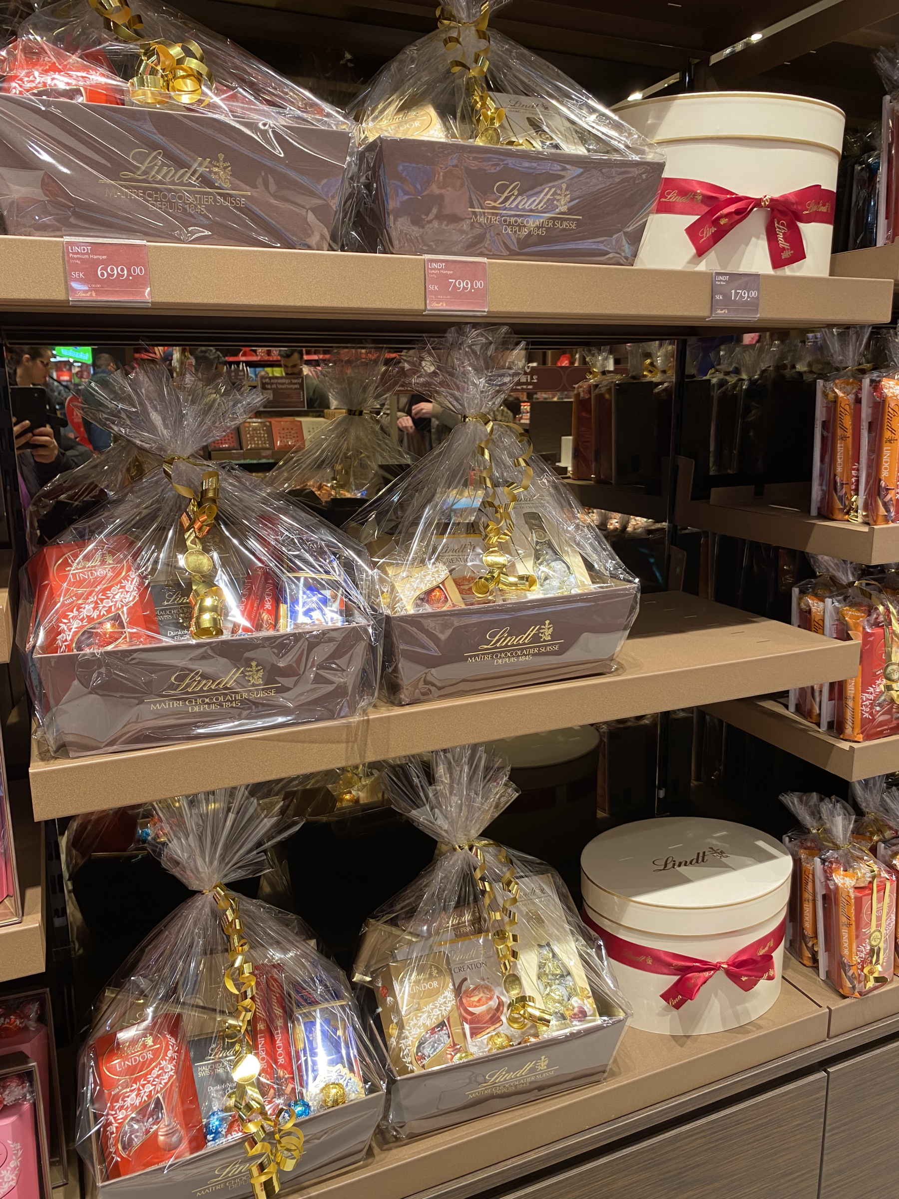 Lite olika färdigt packade presentpåsar. – Billede fra Lindt Chocolate Store af Anna L. (15.10.2026)