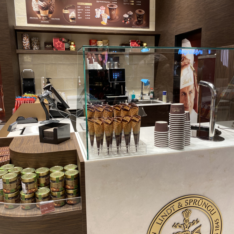 Kan ocks&aring; k&ouml;pa med sig deras egen glass eller chokladdryck! &ndash; Billede fra Lindt Chocolate Store af Anna&nbsp;L. (15.10.2026)