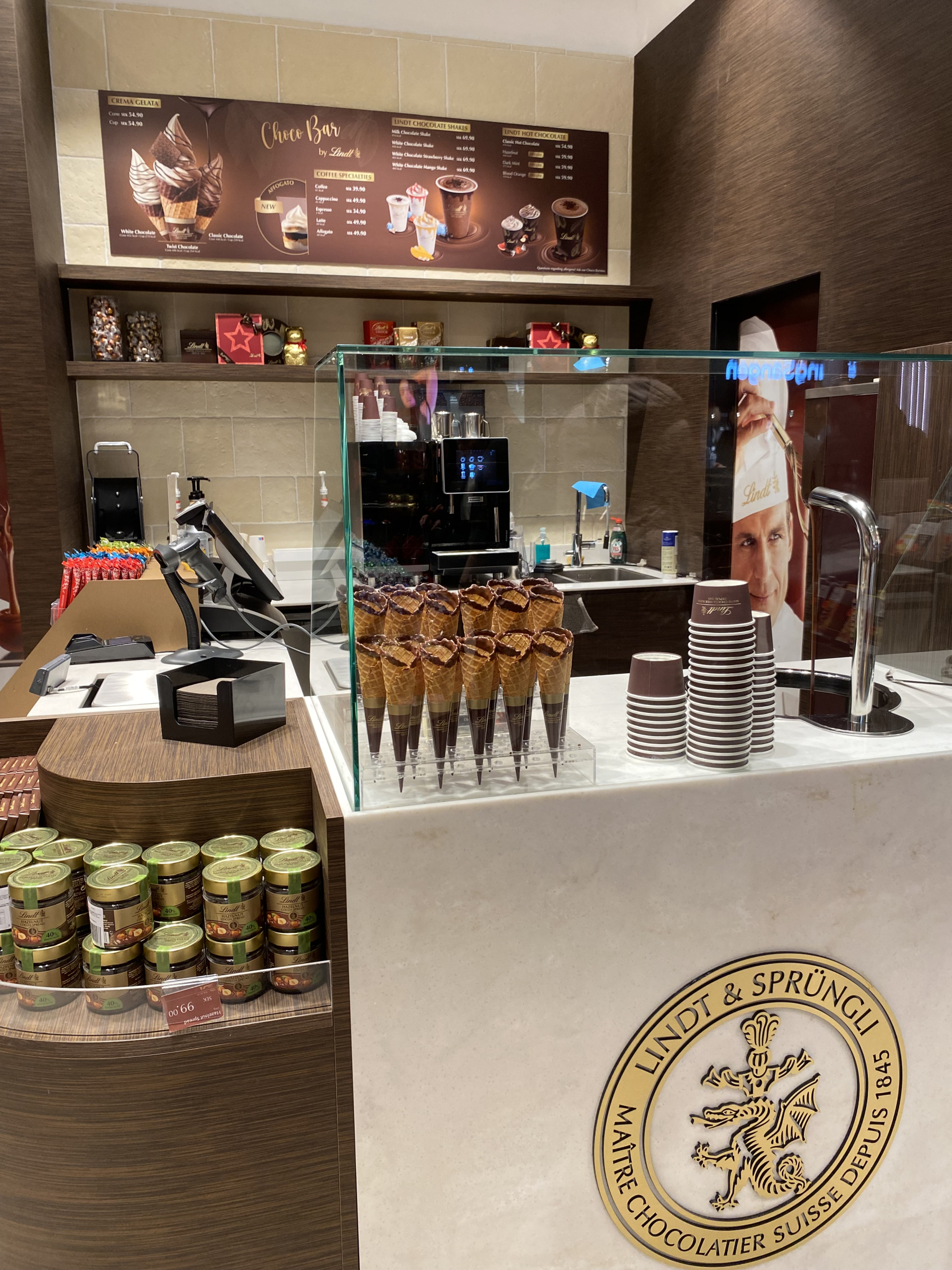 Kan också köpa med sig deras egen glass eller chokladdryck! – Billede fra Lindt Chocolate Store af Anna L. (15.10.2026)