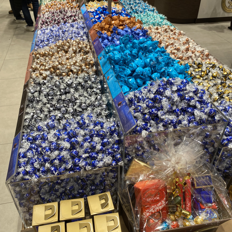 Massor med choklad att v&auml;lja! &ndash; Billede fra Lindt Chocolate Store af Anna&nbsp;L. (15.10.2026)