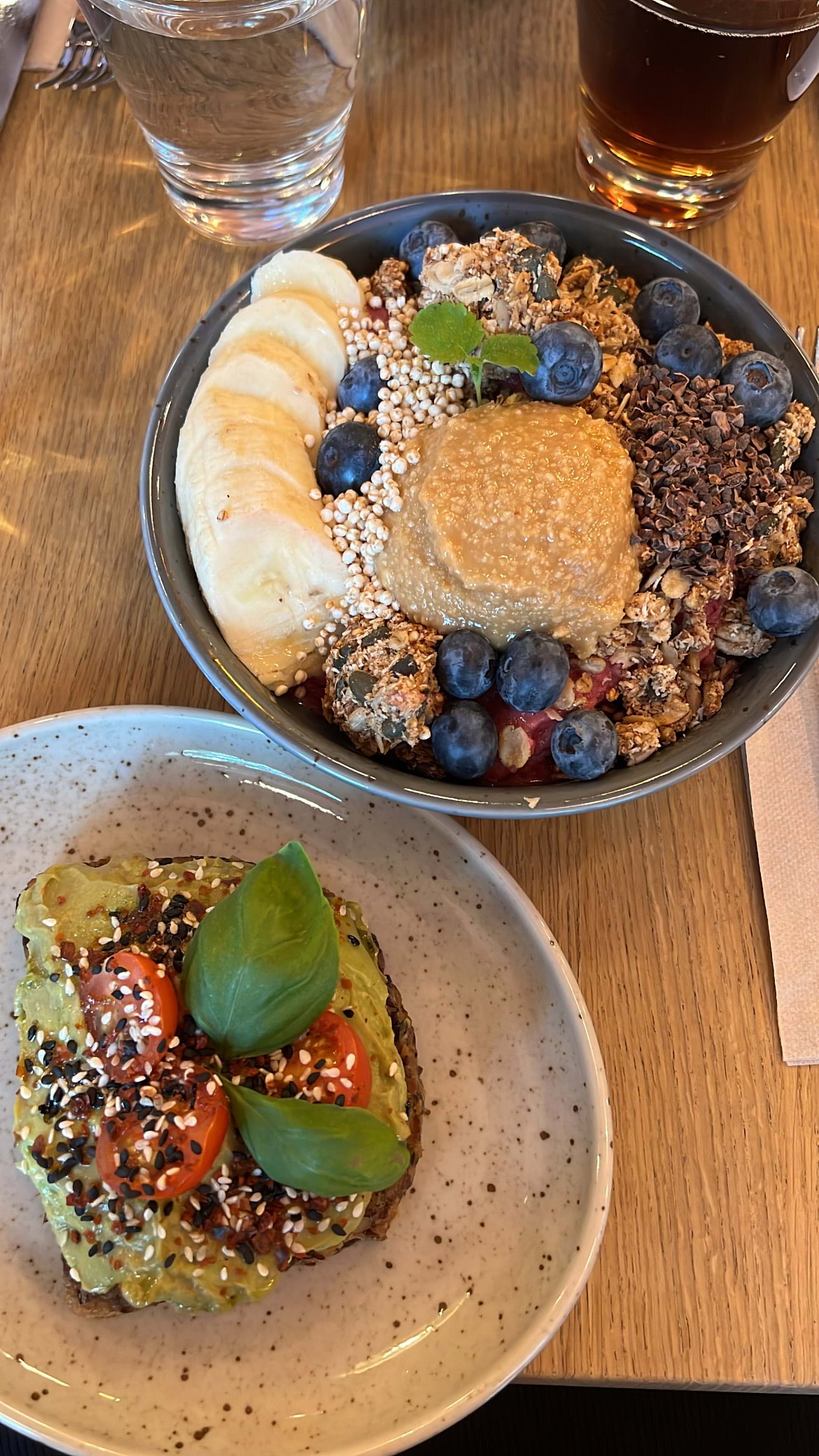 Avocadosmörgås och bowl – Bild från Mahalo Kungsholmen av Josefine W. (2025-09-03)