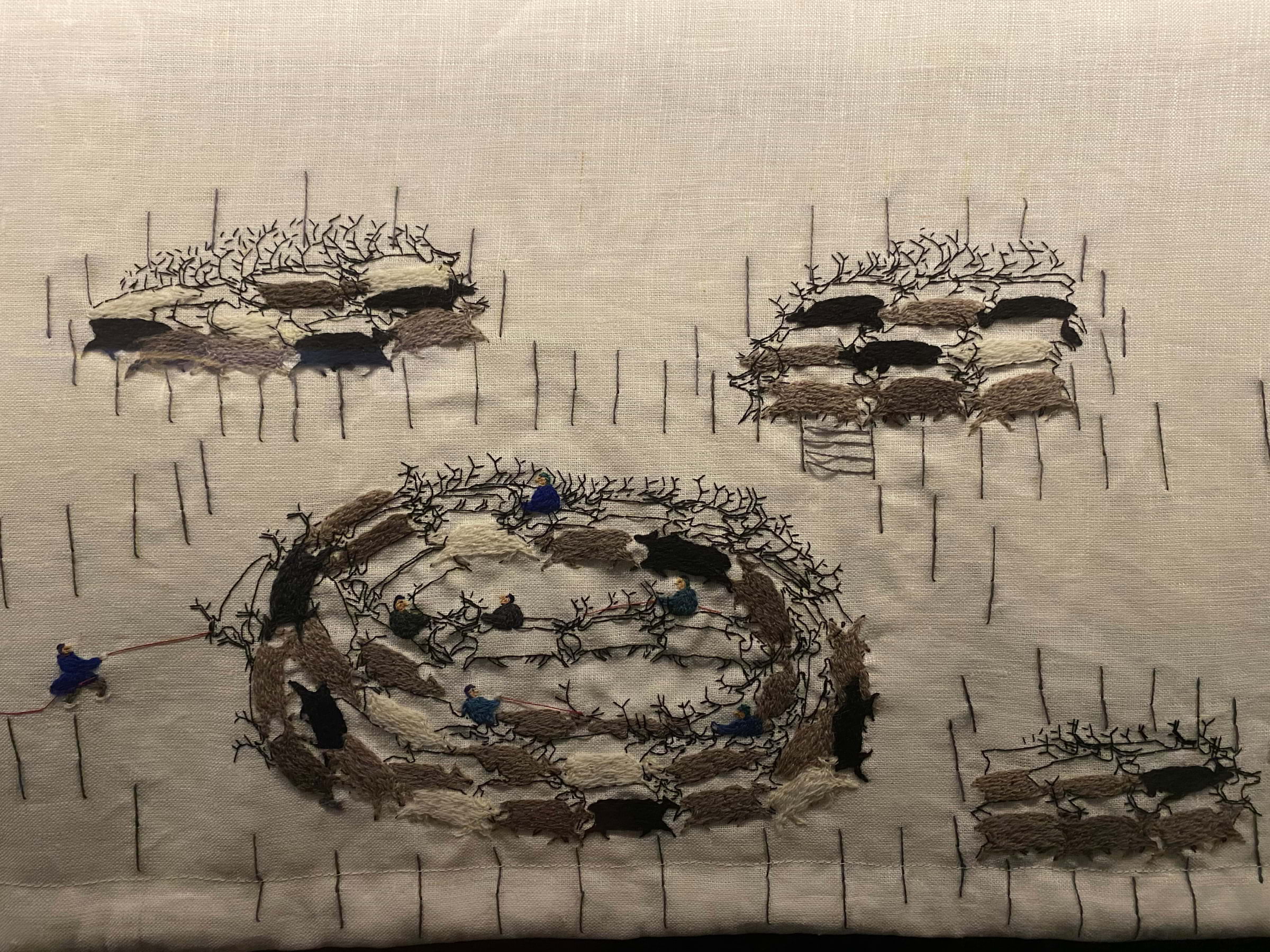 Den berömda formationen som renarna gör för att skydda sig fr. farorna! – Bild från Moderna Museet av Anna L. (2025-07-08)