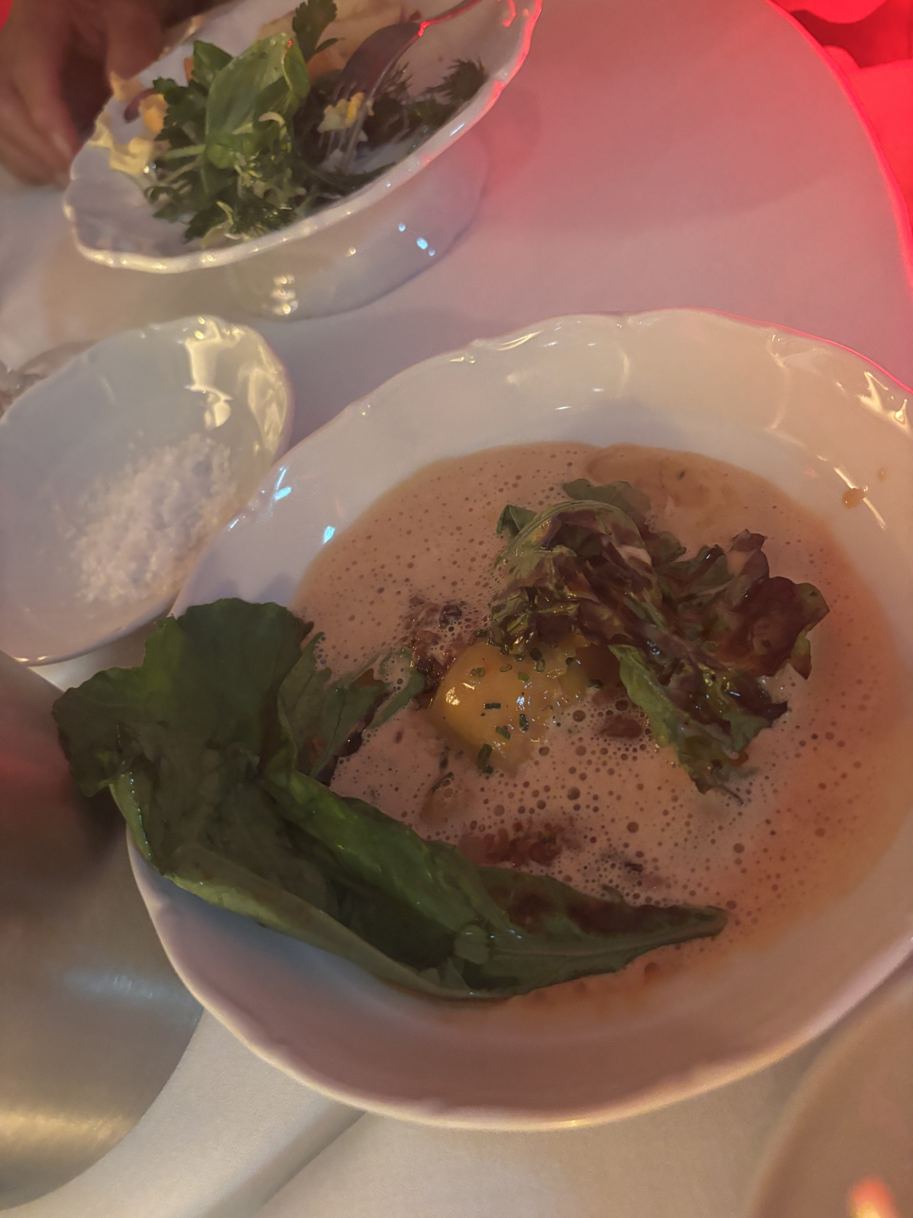 Ravioli med comteost, jordnötter och smörad kycklingsky – Billede fra Non Grata af Mimmi G. (17.10.2026)