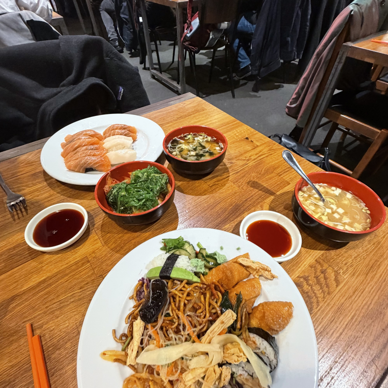 Tallrik med bara veganskt och vegetariskt! – Billede fra Nooshi af Filippa L. (31.10.2026)