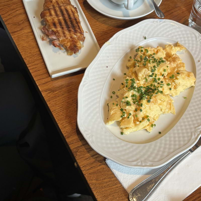 &Auml;ggr&ouml;ra och grillad croissant &ndash; Photo from Nybrogatan 38 by Lisa&nbsp;M. (17/04/2026)