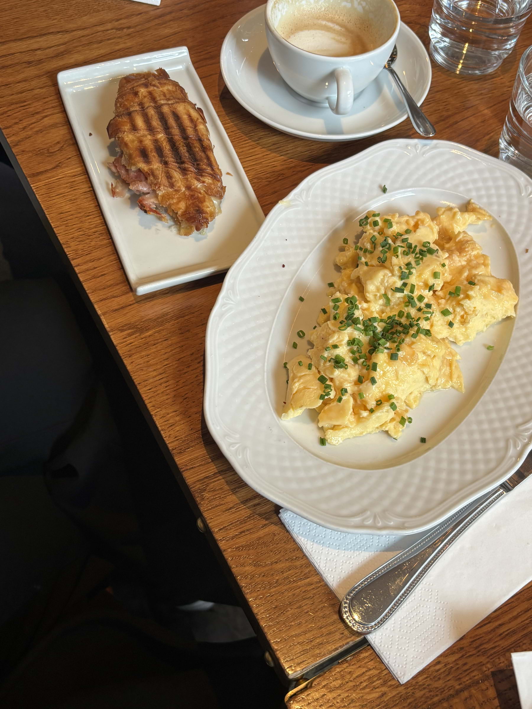 Äggröra och grillad croissant – Photo from Nybrogatan 38 by Lisa M. (17/04/2026)