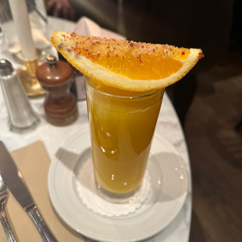 Fresh orange juice – Photo from Nybrogatan 38 by Daniel S. (08/12/2023)