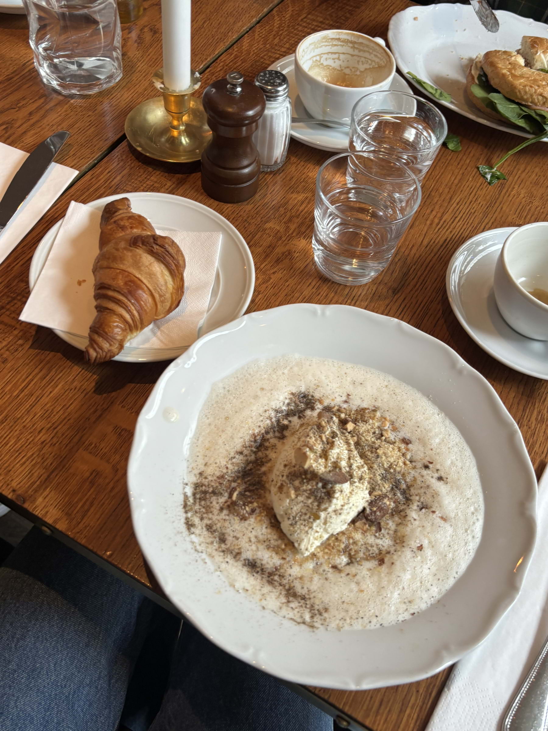 Semmelgröt och croissant – Photo from Nybrogatan 38 by Lisa M. (17/04/2026)