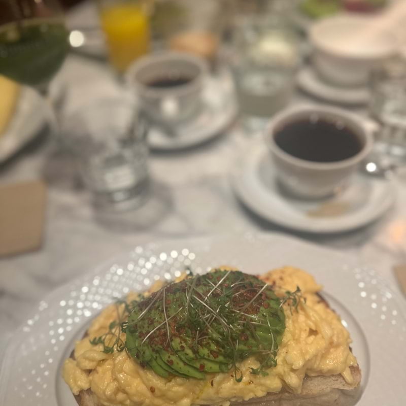 Scrambled eggs on toast with avocado, chilli flakes and cress – Photo from Nybrogatan 38 by Daniel S. (08/12/2023)