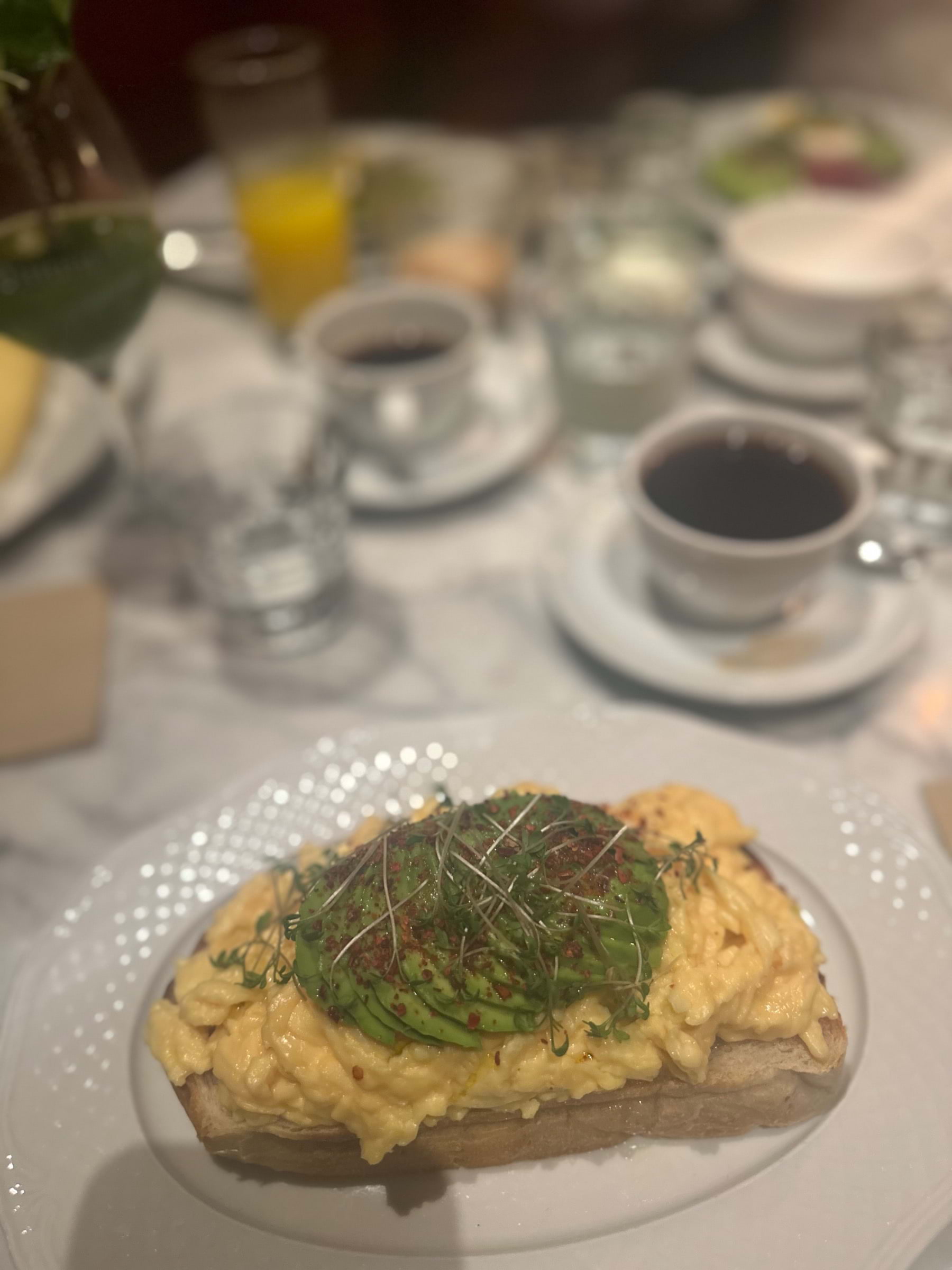 Scrambled eggs on toast with avocado, chilli flakes and cress – Photo from Nybrogatan 38 by Daniel S. (08/12/2023)